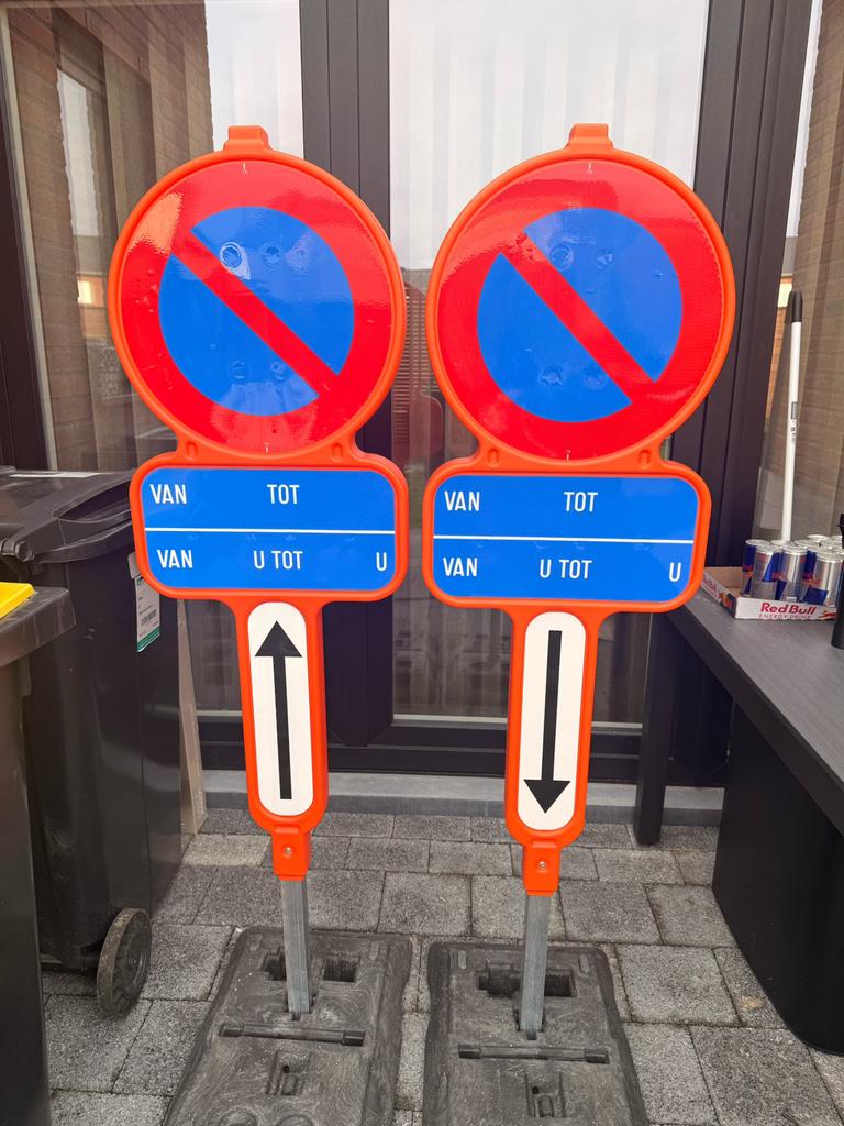 TE HUUR: Set E1 parkeerverbod borden met voet, Ophalen, Nieuw