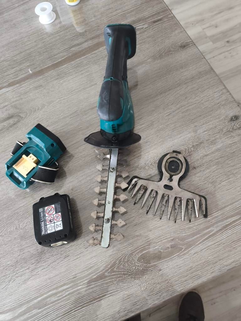 Makita accuheggenschaar/grasschaar, zaklamp, accu 14,4V, Tuin en Terras, Ophalen, Accu