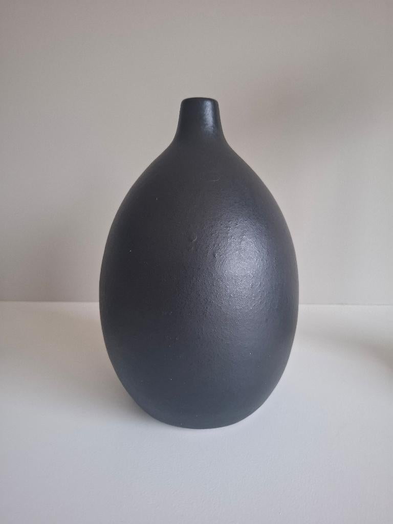 Vase noir en céramique Ikea, Maison & Meubles, Moins de 50 cm, Poterie ou Porcelaine, Enlèvement, Utilisé