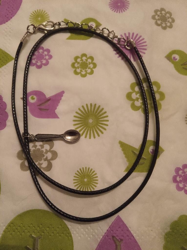 Bedeltjes ketting met een lepel, Handtassen en Accessoires, Kettingen, Nieuw, Zilver, Zilver, Verstelbaar, Ophalen of Verzenden