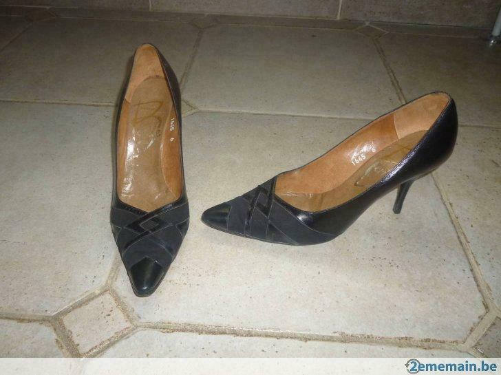 Paire de chaussures noire  en cuir - pointure 39, Vêtements | Femmes, Enlèvement ou Envoi, Porté, Noir, Sandales de bain