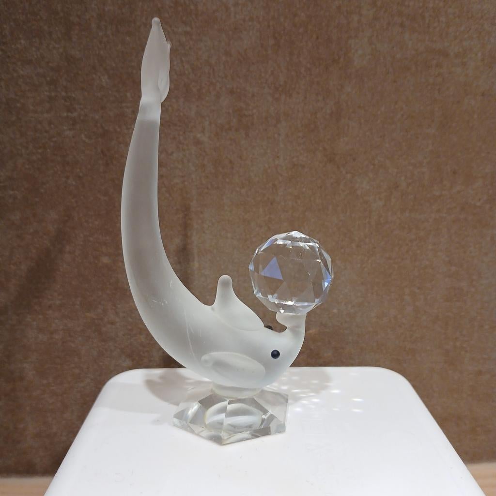 Petite statuette dauphin  avec 'ballon"., Antiquités & Art, Antiquités | Verre & Cristal, Enlèvement