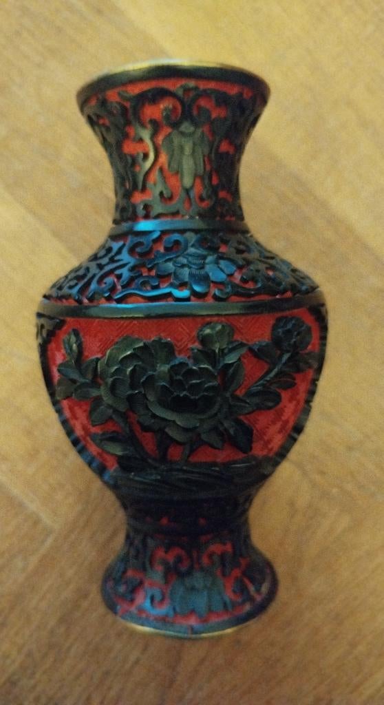 Oude chinese vaas met cinnaberlak, Ophalen of Verzenden