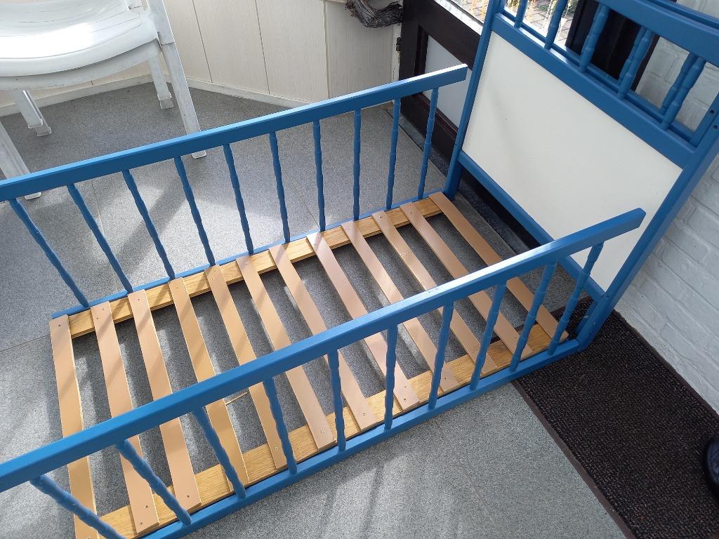 kinderbedje blauw en wit, in hout met houten bodem, Kinderen en Baby's, Kinderkamer | Bedden, Ophalen, Zo goed als nieuw, Lattenbodem