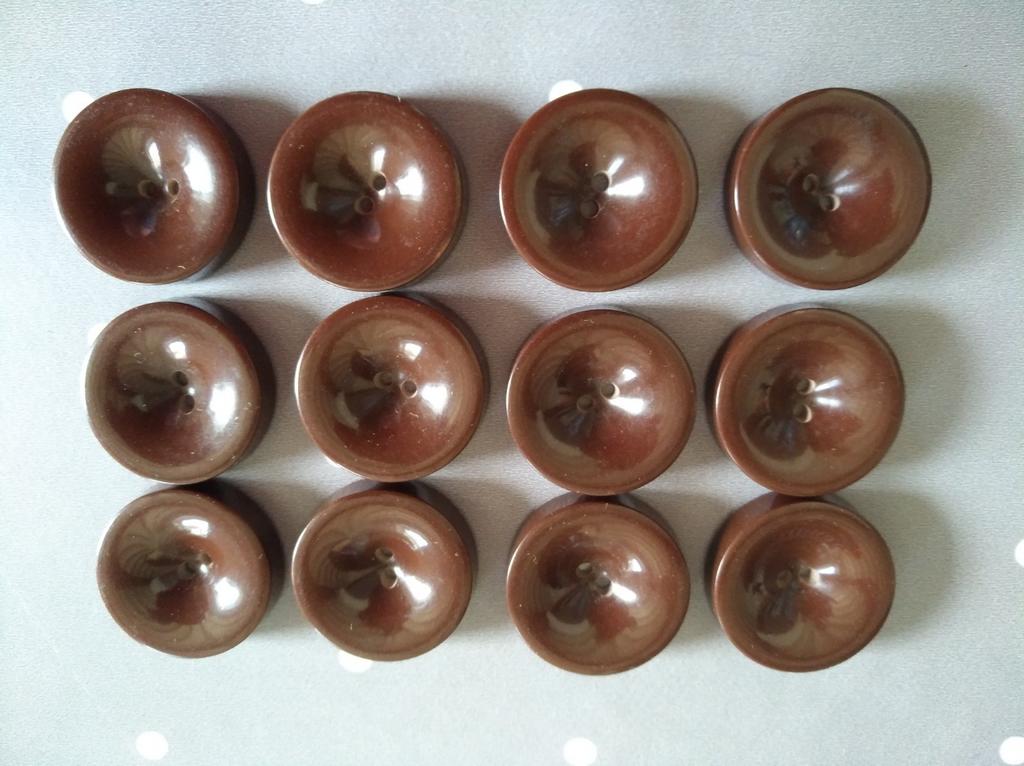 Lot de 12 boutons des années 50 bruns +/- 26 mm, Antiquités & Art, Enlèvement ou Envoi