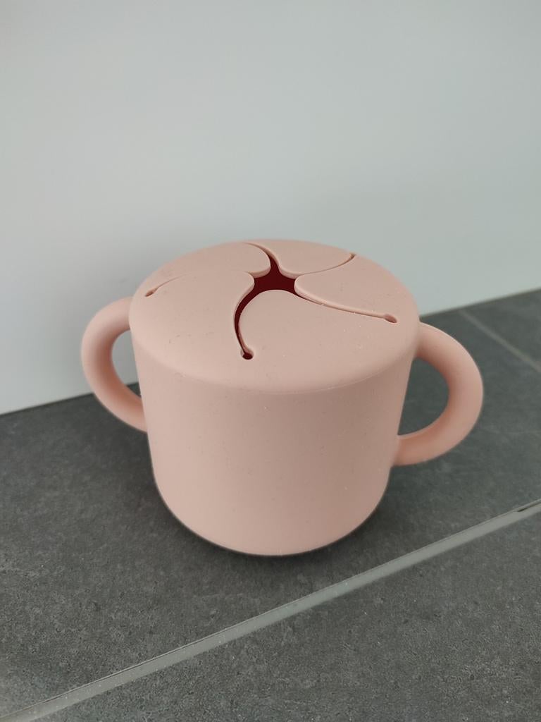 Mushie snackbeker, Ophalen