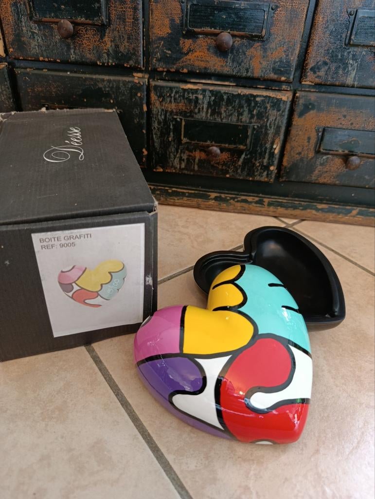 Déesse : boîte à bijoux "Grafiti" 
Numéroté 5/100, Enlèvement ou Envoi