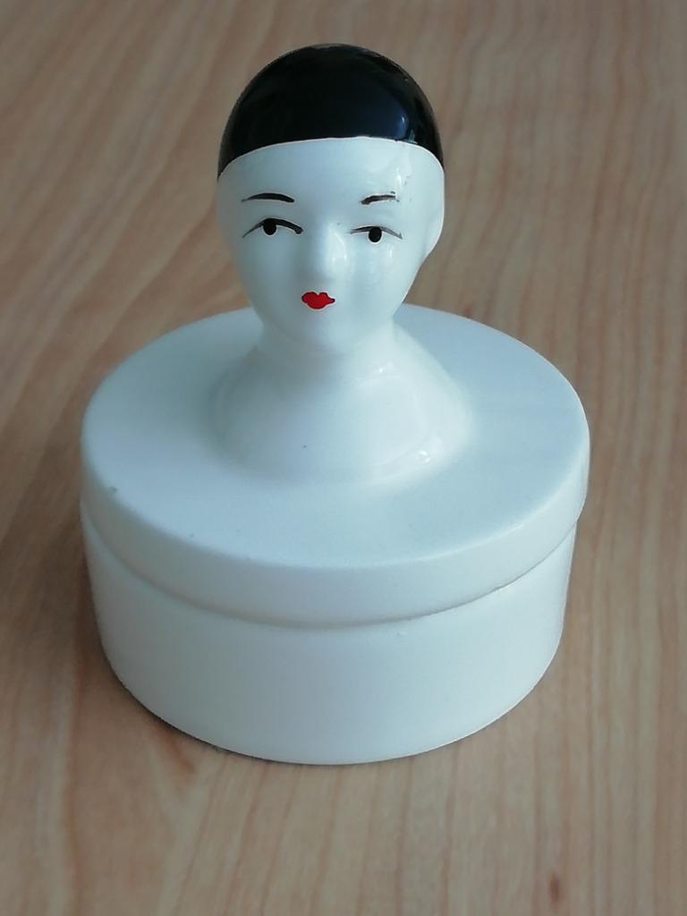 Jolie boîte en faïence à décor de Pierrot, Enlèvement ou Envoi