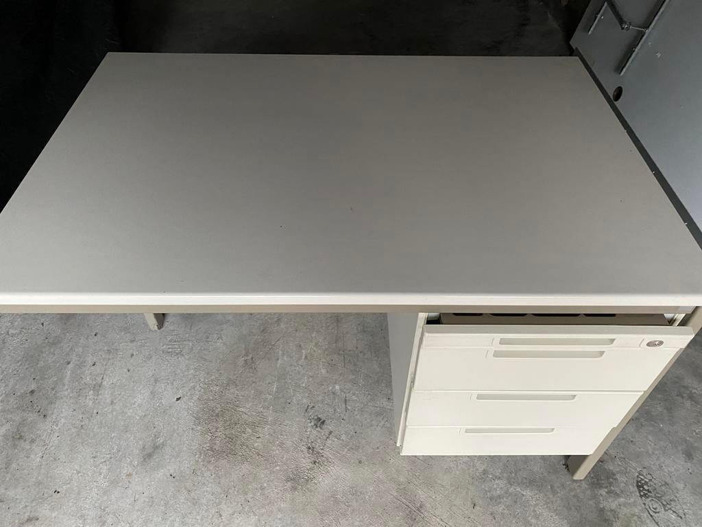 Bureau met ijzer onderstel, Ophalen, Zo goed als nieuw
