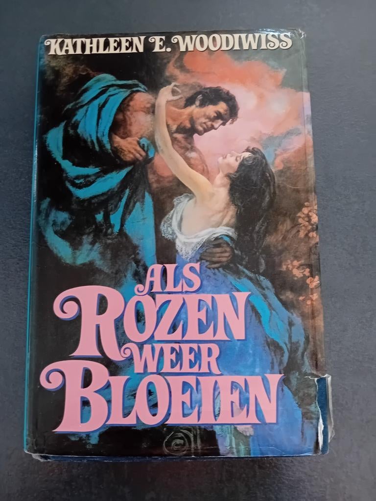 Kathleen Woodiwiss  - Als rozen weer bloeien, Boeken, Ophalen of Verzenden, Gelezen