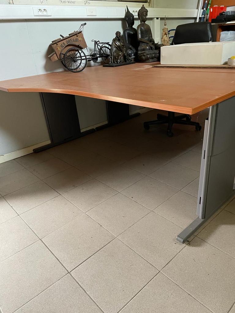 2x Bulo bureau 180 cm – donkergrijs metalen onderstel, Ophalen, Zo goed als nieuw