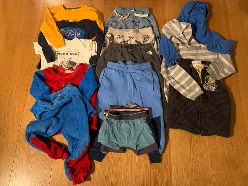 Ensemble de vêtements taille 98 pour garçon, Enfants & Bébés, Enlèvement, Utilisé, Taille 98