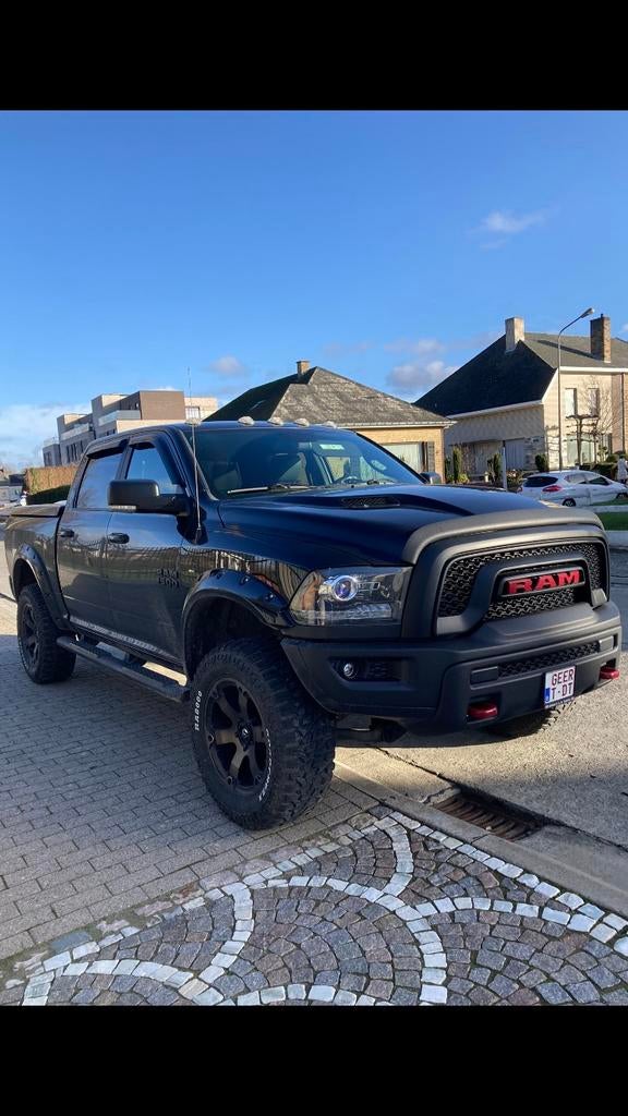 Dodge REBEL. Zwart, verhoogd. “ Pirelli” interieur., 4 portes, Carnet d'entretien, 5700 cm³, 5 places