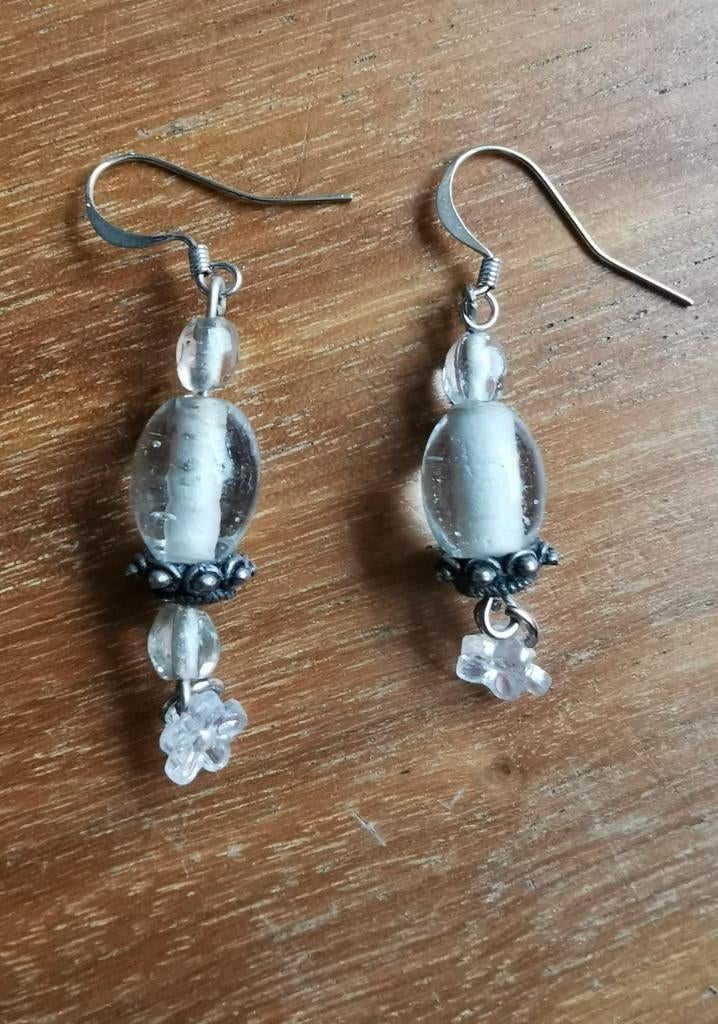 Asymmetrische oorbellen in glas, metaal en kunststof., Handtassen en Accessoires, Oorbellen, Zo goed als nieuw, Hangers, Glas
