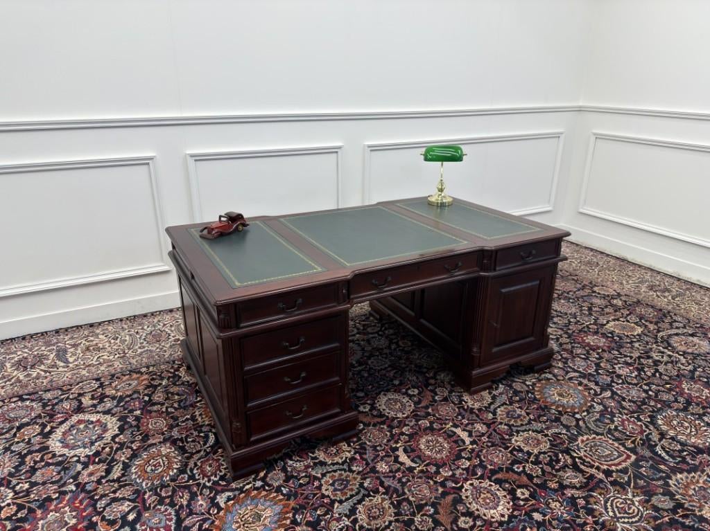 Klassiek Engels Chesterfield Bureau Partnerdesk, Antiek en Kunst, Antiek | Kantoor en Zakelijk, Ophalen