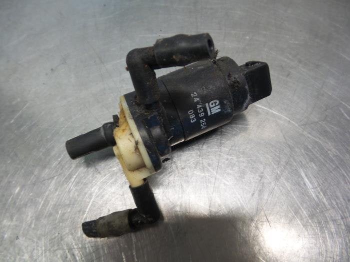 Ruitensproeierpomp voor van een Opel Corsa (Corsa C 00-), Gebruikt, -, -, Opel