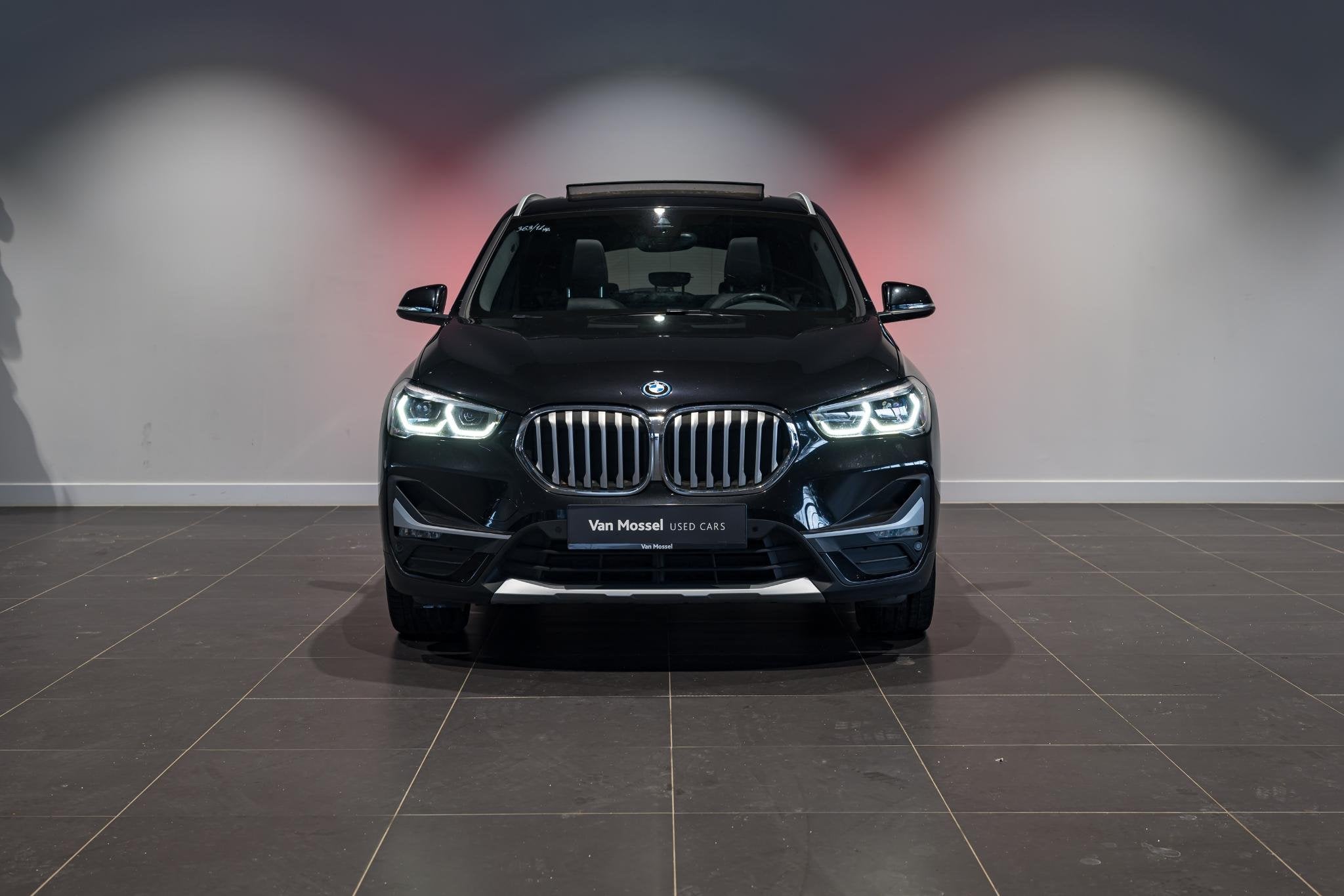 BMW X1 xDrive25e | LED | X-Line | Camera | Pano dak |, Auto's, Dealer onderhouden, Stof, Gebruikt, 1820 kg