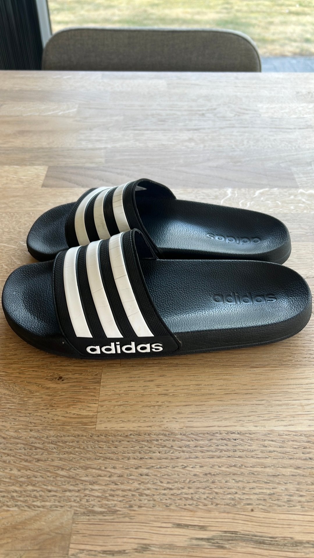 Adidas badslippers maat 37, Enfants & Bébés, Maillots de bain pour enfants, Enlèvement