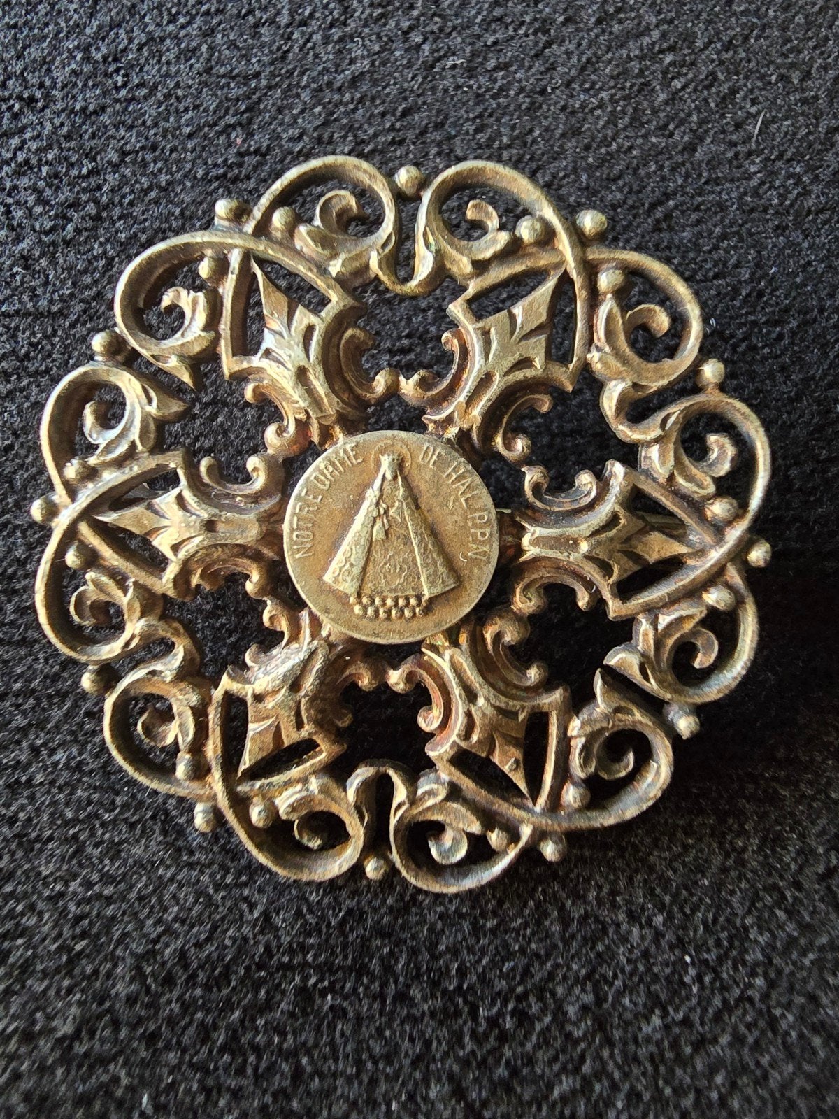 Broche en argent Notre Dame de Halle art déco bijou ancien, Enlèvement ou Envoi, Argent, Broche