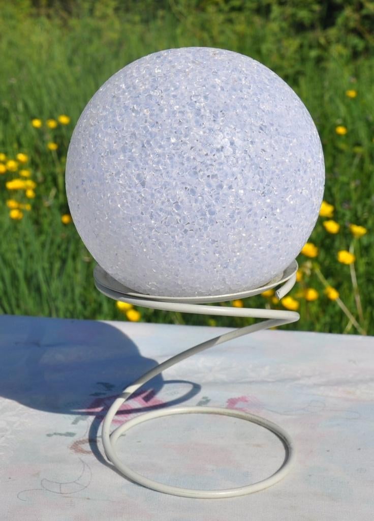 boule lumineuse en plastique avec support spirale metal, Enlèvement ou Envoi, Utilisé, Plastique