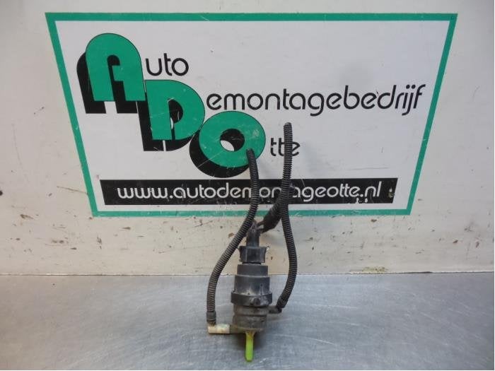 Ruitensproeierpomp voor van een Opel Zafira B (Zafira B 05-), Gebruikt, -, -, Opel