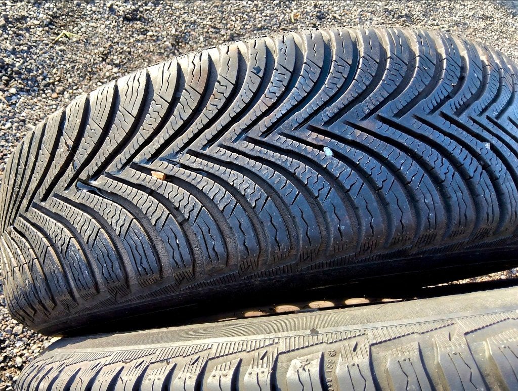 4 très bons pneus hiver Michelin 195/65-15, jantes Skoda, Autos : Pièces & Accessoires, 15 pouces, Pneus et Jantes, Pneus hiver