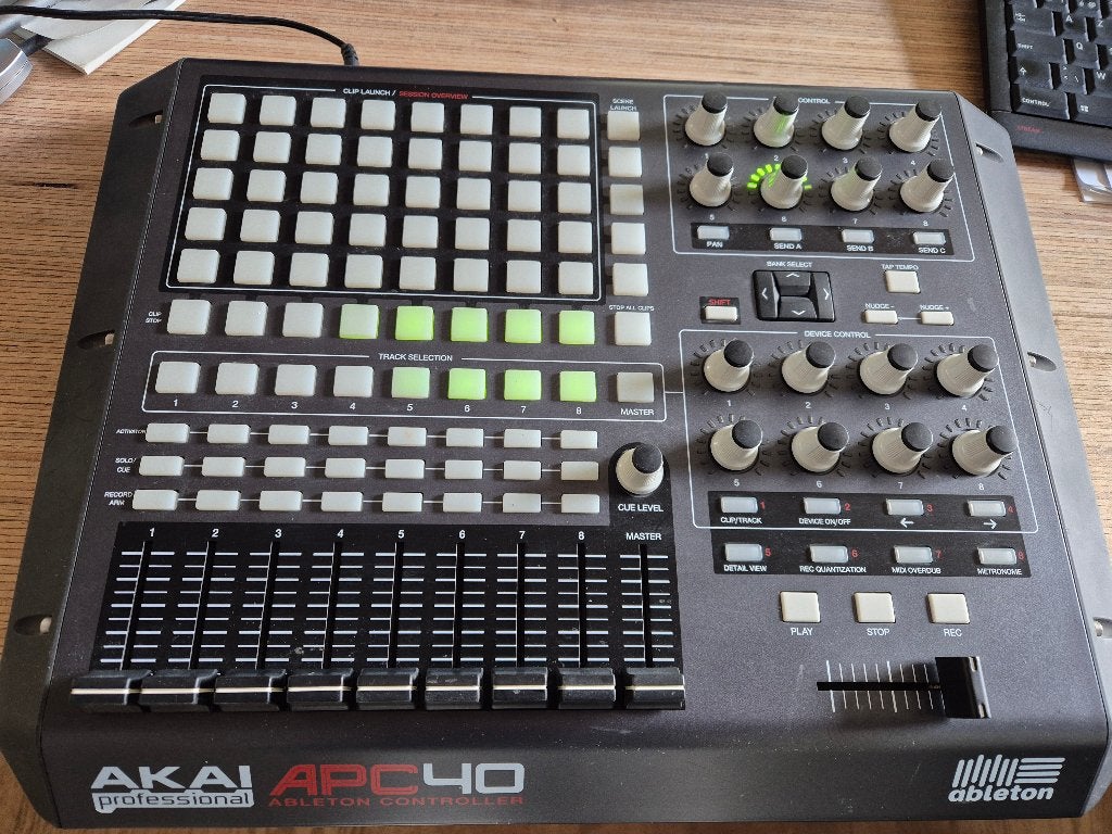 AKAI APC-40, Musique & Instruments, Enlèvement ou Envoi, Comme neuf, 20 canaux ou plus