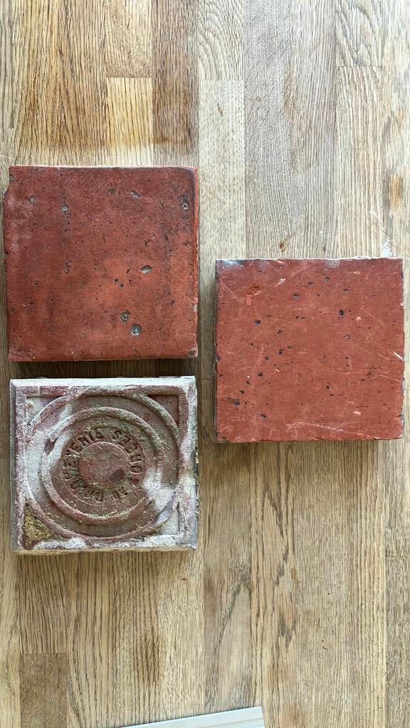 Terracotta tegels voorzien van stempel, Doe-het-zelf en Bouw, Tegels, Ophalen, Overige materialen, Gebruikt, Minder dan 20 cm