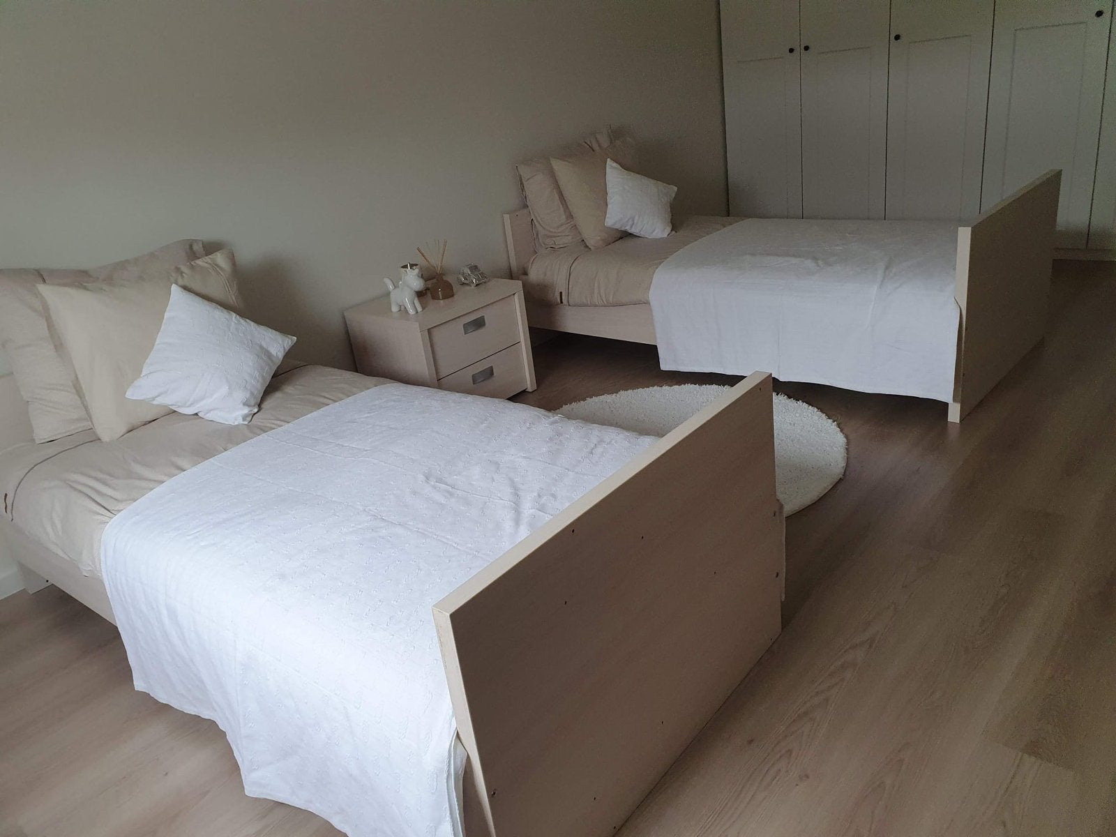2 x babybedden kan naar grote kinder bedden met kasten ., Huis en Inrichting, Ophalen, Zo goed als nieuw, Eenpersoons, 2 bedden