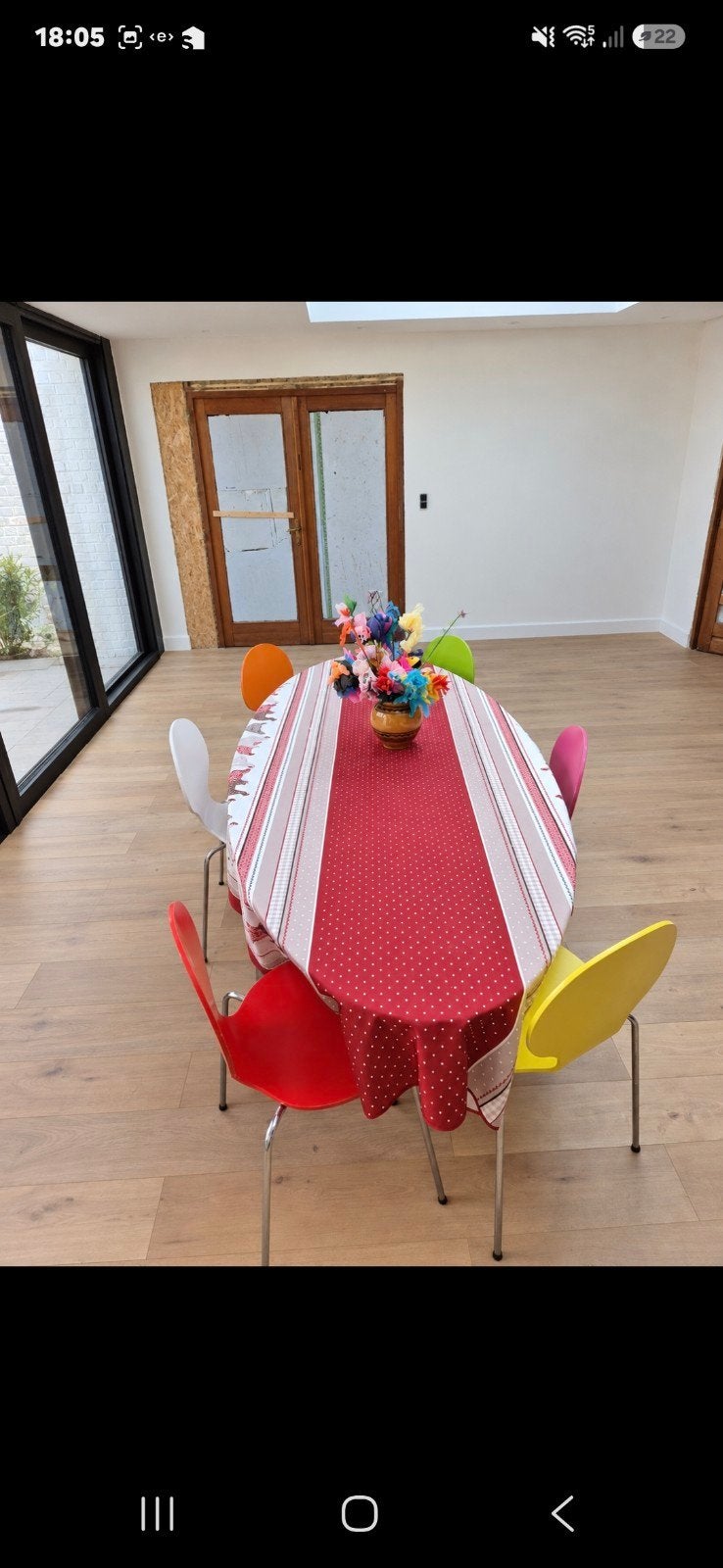 ovalen tafel met ijzeren poten en kleurrijke design stoelen, Ophalen