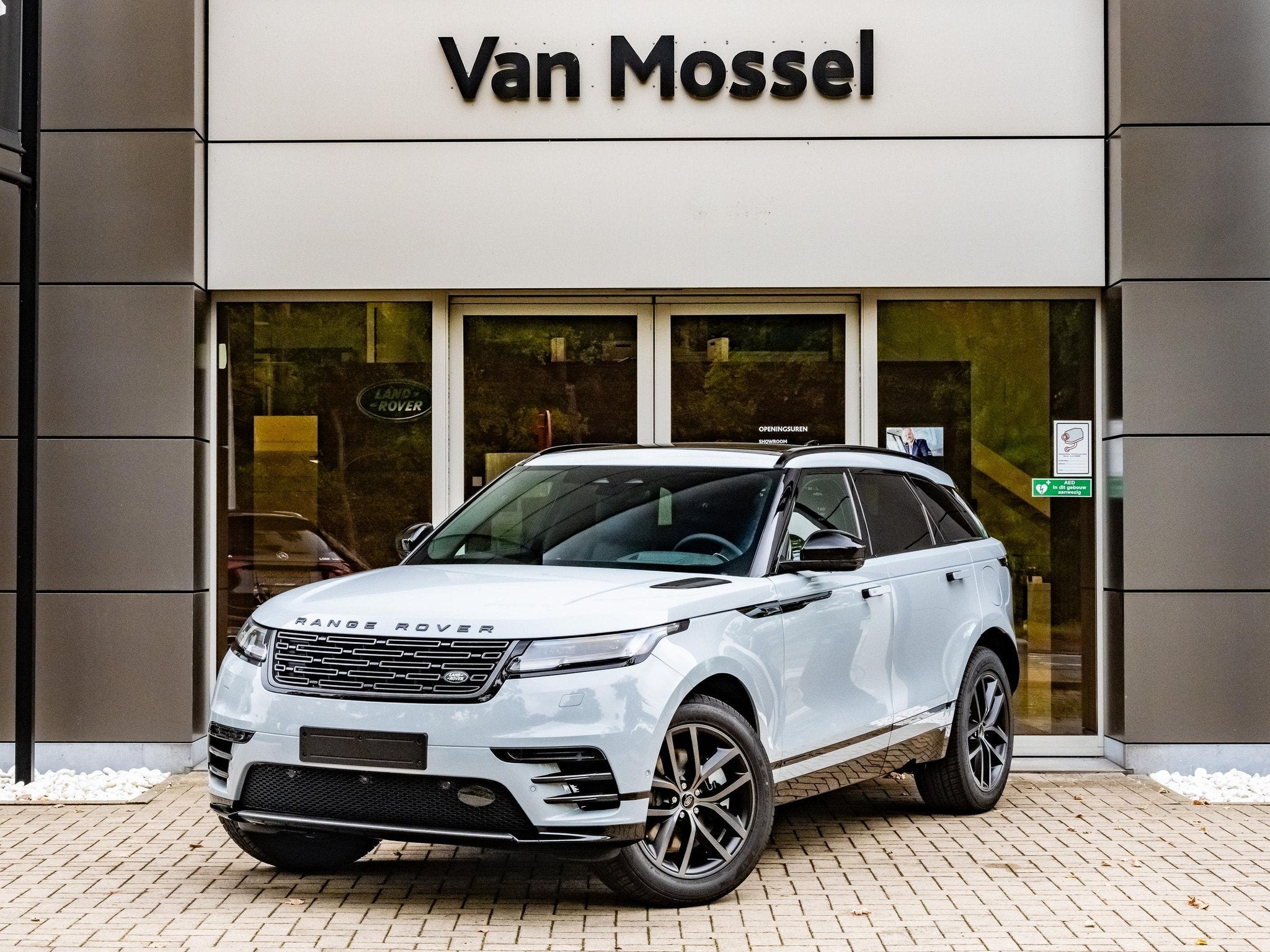 Land Rover Range Rover Velar P400e Belgravia AWD Auto. 26.75, Auto's, Automaat, 404 pk, Zwart, 4 cilinders