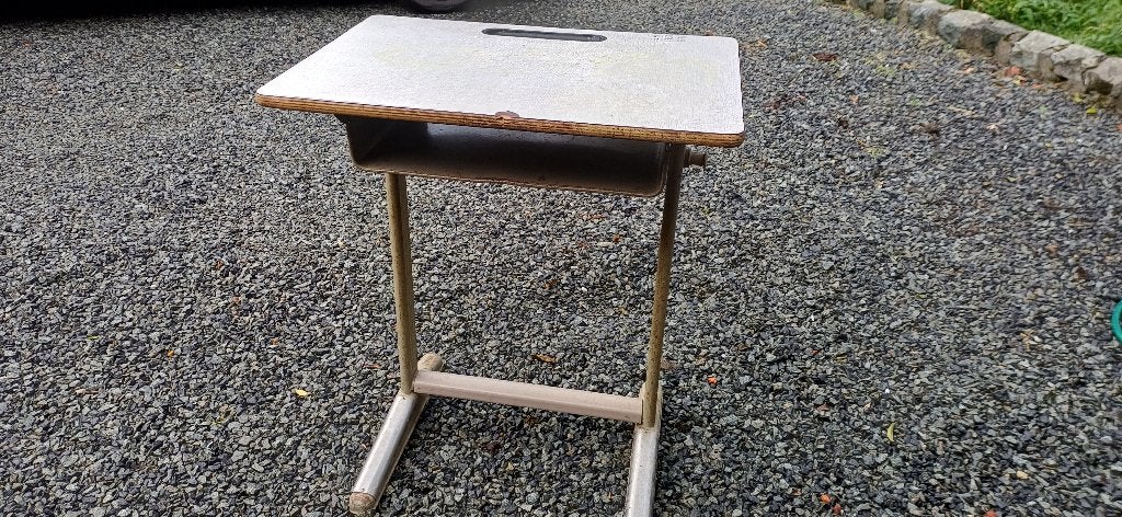 Petit bureau, Enlèvement