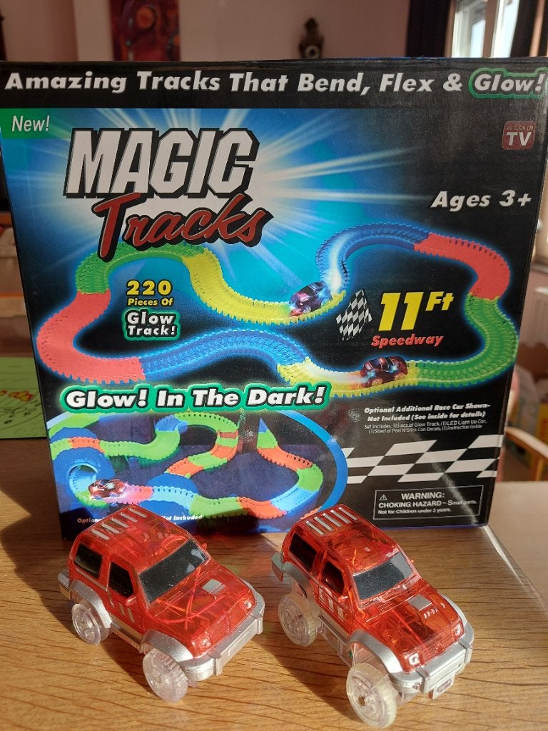 Circuit Magic Tracks + 2 voitures, Enfants & Bébés, Enlèvement, Utilisé, Circuit, Autres marques