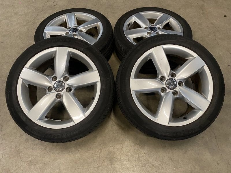 17 inch originele velgen + zomerbanden Volkswagen Golf 5K060, Autos : Pièces & Accessoires, Pneus et Jantes, Pneus été, -, 17 pouces