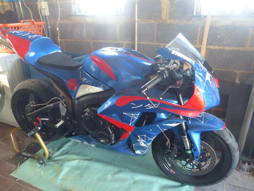 Honda CBR 600 RR moto circuit, Motos, Motos | Honda, Particulier, Super Sport, plus de 35 kW, 4 cylindres, Quickshifter, Échappement sport