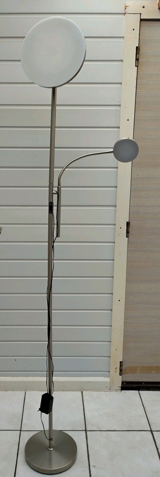 LED STAANLAMP GRIJS, Huis en Inrichting, Ophalen, Gebruikt, Overige fittingen, Metaal