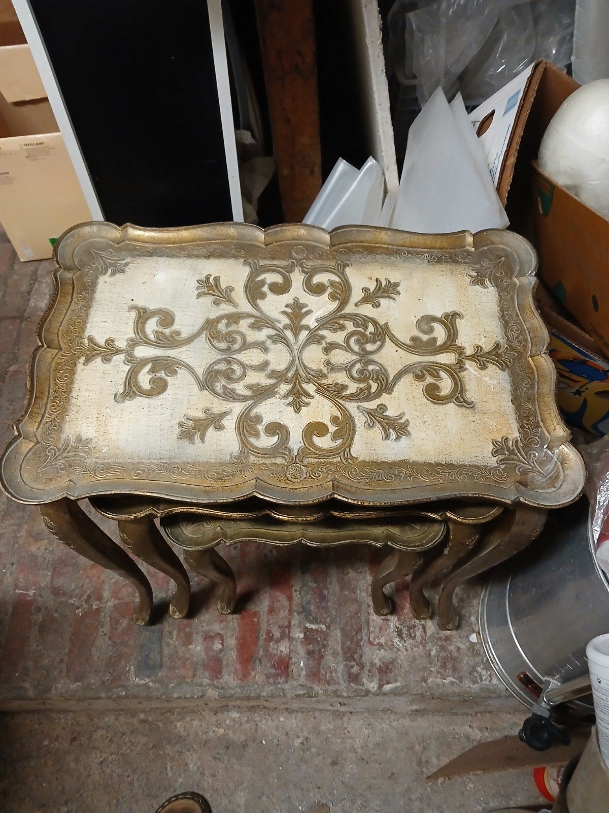 Tables d'appoint florentines, Enlèvement