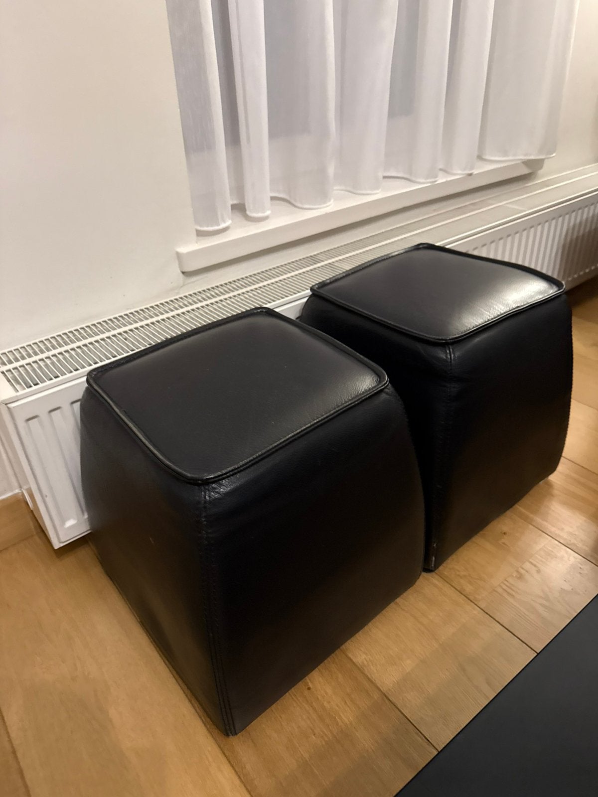 2 poufs en cuir synthétique, Ophalen, Zo goed als nieuw, Kunststof
