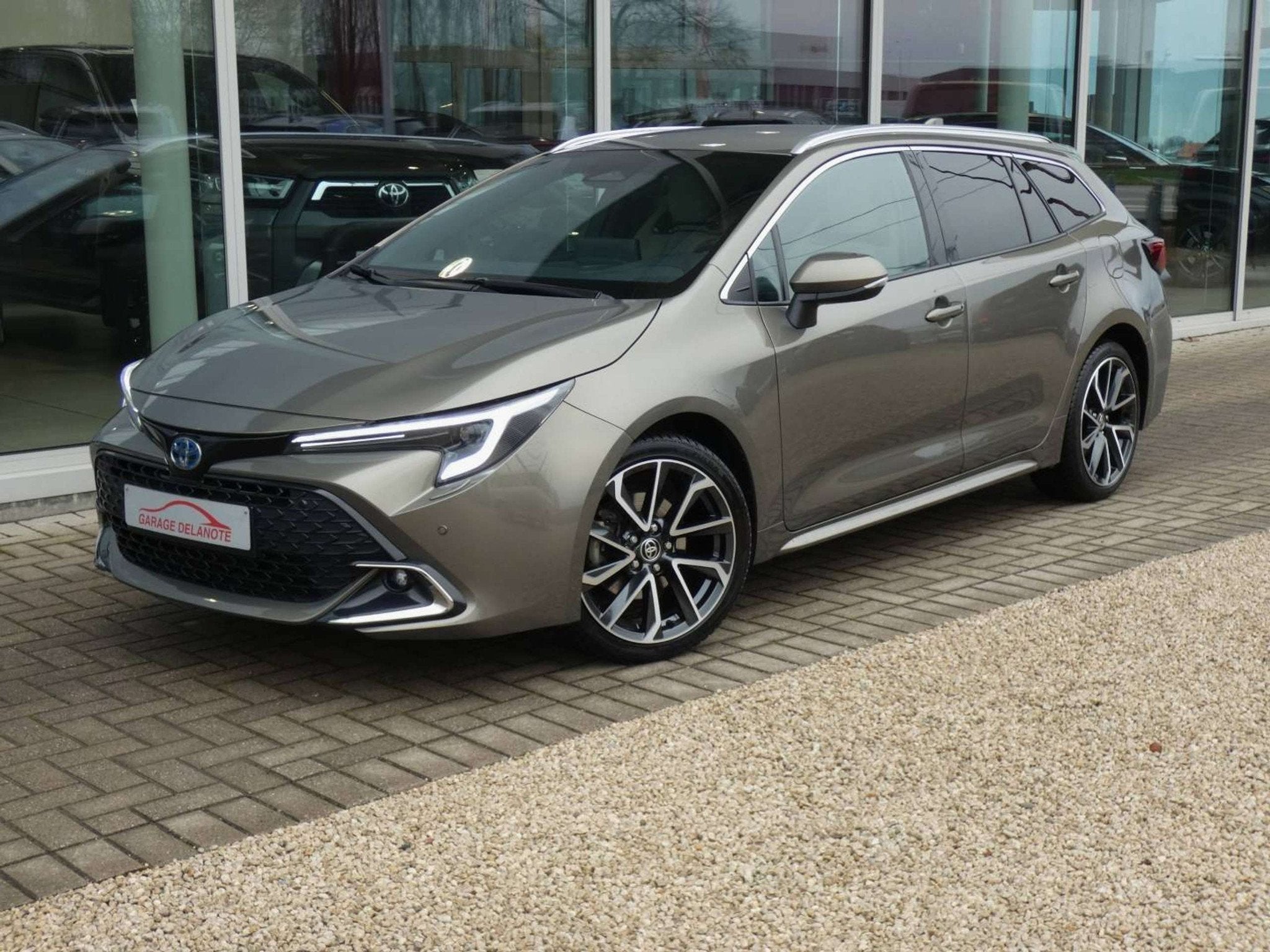 Toyota Corolla 2.0 Hybrid 196pk Premium+LEDER+Dodehoek+Sport, Auto's, Gebruikt, 4 cilinders, Bruin, 144 kW
