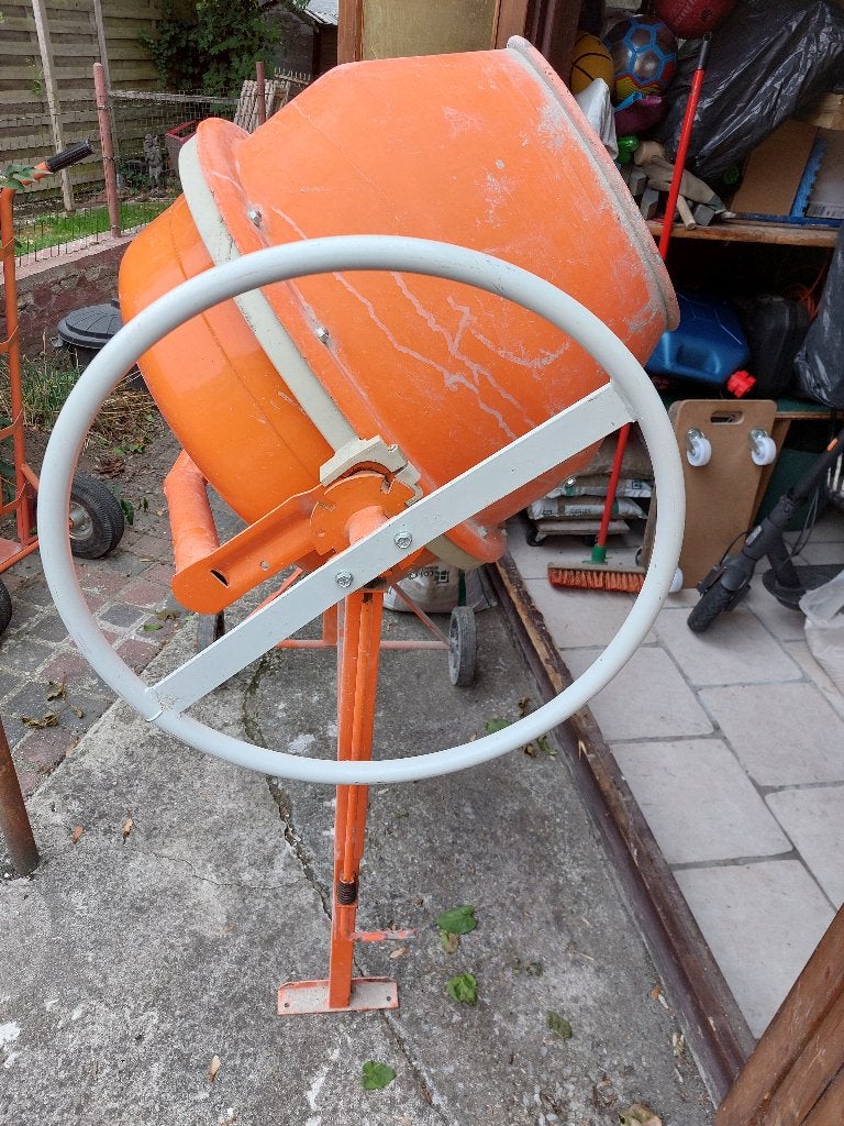 Bétonnière 144 Litres , brouette, Ophalen, Gebruikt