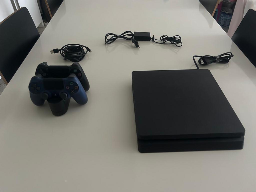 PS 4 + 2 controllers + oplaadstation – Perfect werkend, Games en Spelcomputers, Spelcomputers | Sony PlayStation 4, Zo goed als nieuw