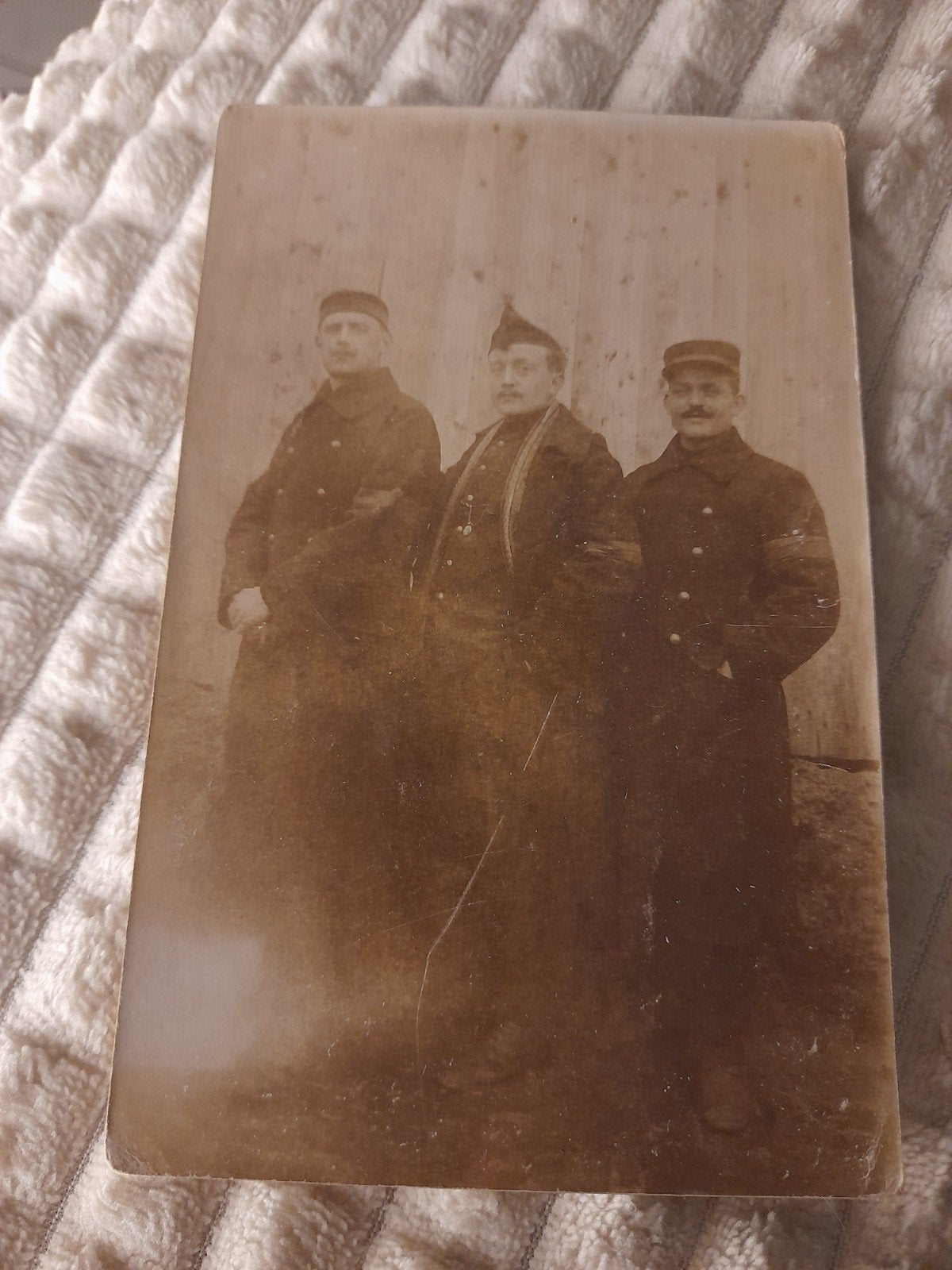 Carte postale "Trois militaires " de 1915, Collections, Enlèvement ou Envoi, Avant 1920, Non affranchie, Autres thèmes