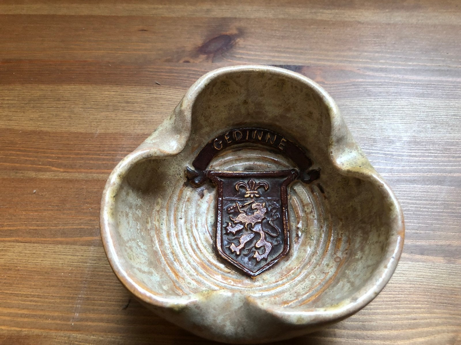 Cendrier en poterie Hublet avec blason de Gedinne, Antiek en Kunst, Ophalen of Verzenden