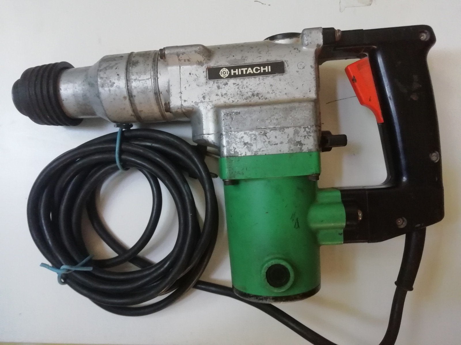 Hitachi boormachine, 600 watt of meer, Zo goed als nieuw, Klopboormechanisme, Ophalen