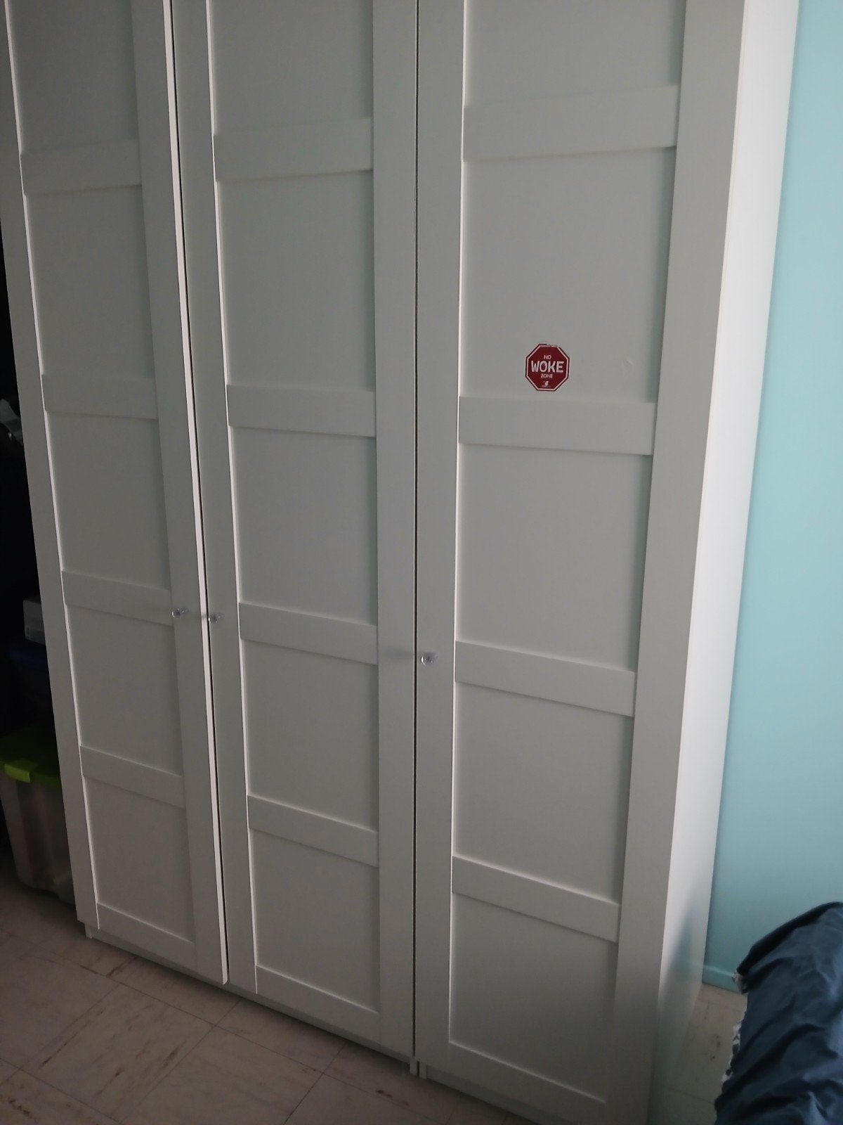 armoire, commodes et bureau à vendre, Maison & Meubles, Armoires | Penderies & Garde-robes, Comme neuf, Enlèvement, Tijdloos, Avec tablette(s)