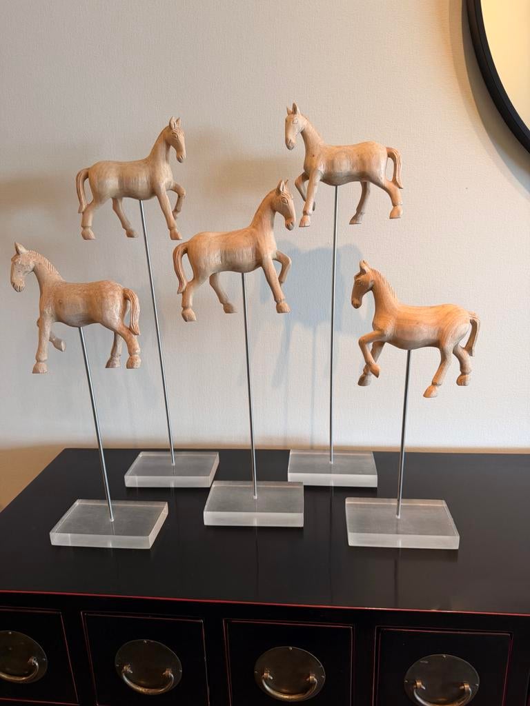 Vijf decoratieve houten paardjes, Ophalen