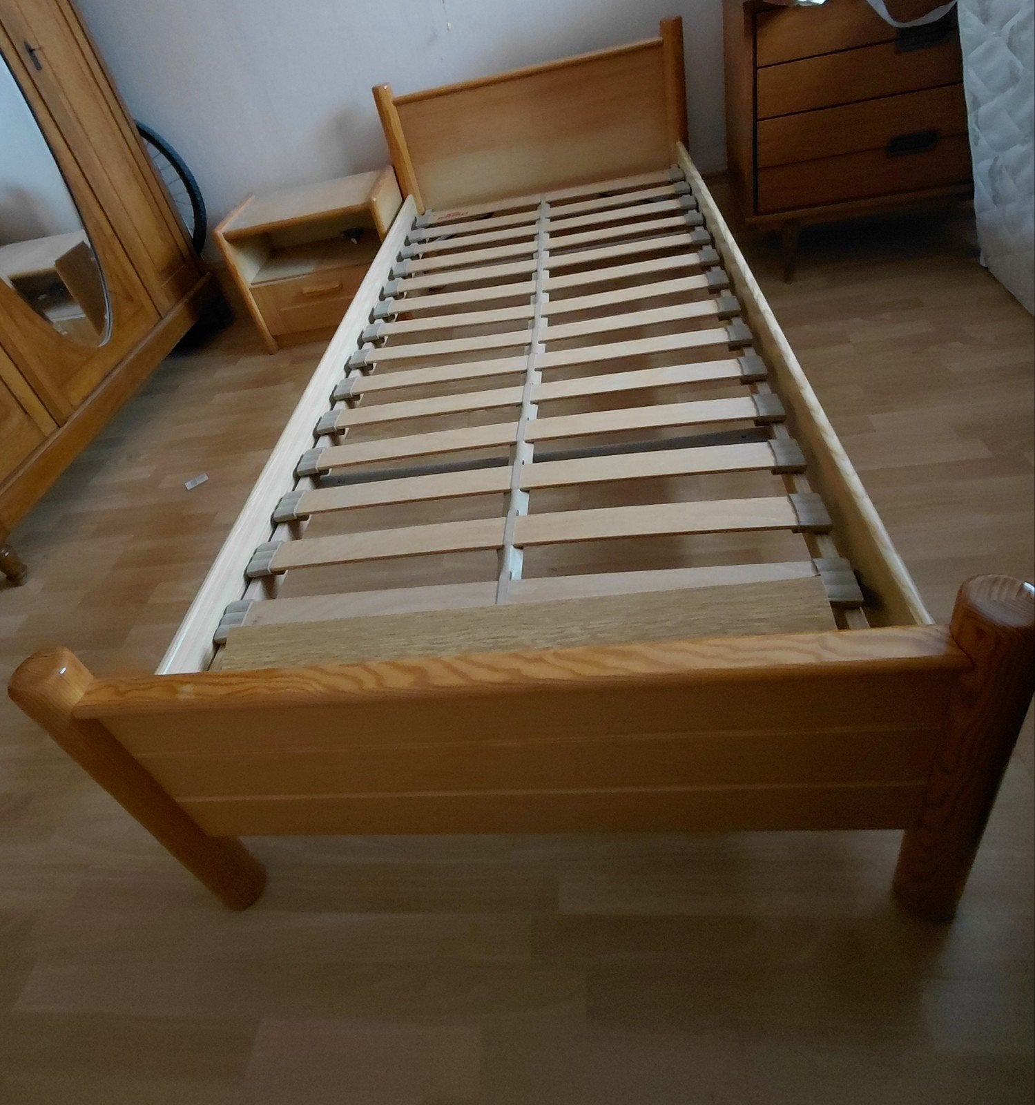 ! gratuit ! Lit et table de chevet pour 1 personne, Enlèvement, Utilisé, Une personne