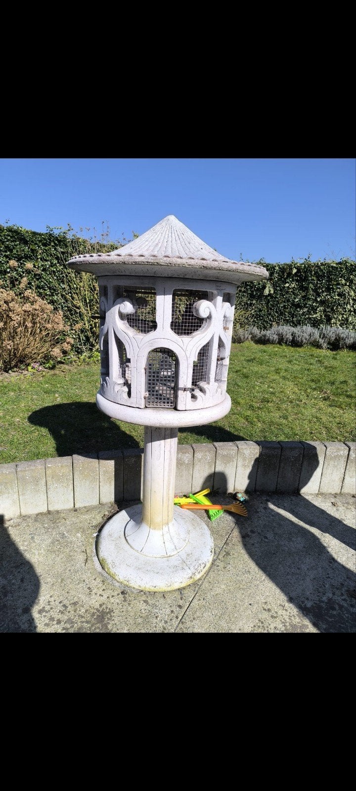 Volière in Franse steen, Tuin en Terras, Tuinbeelden, Ophalen, Steen