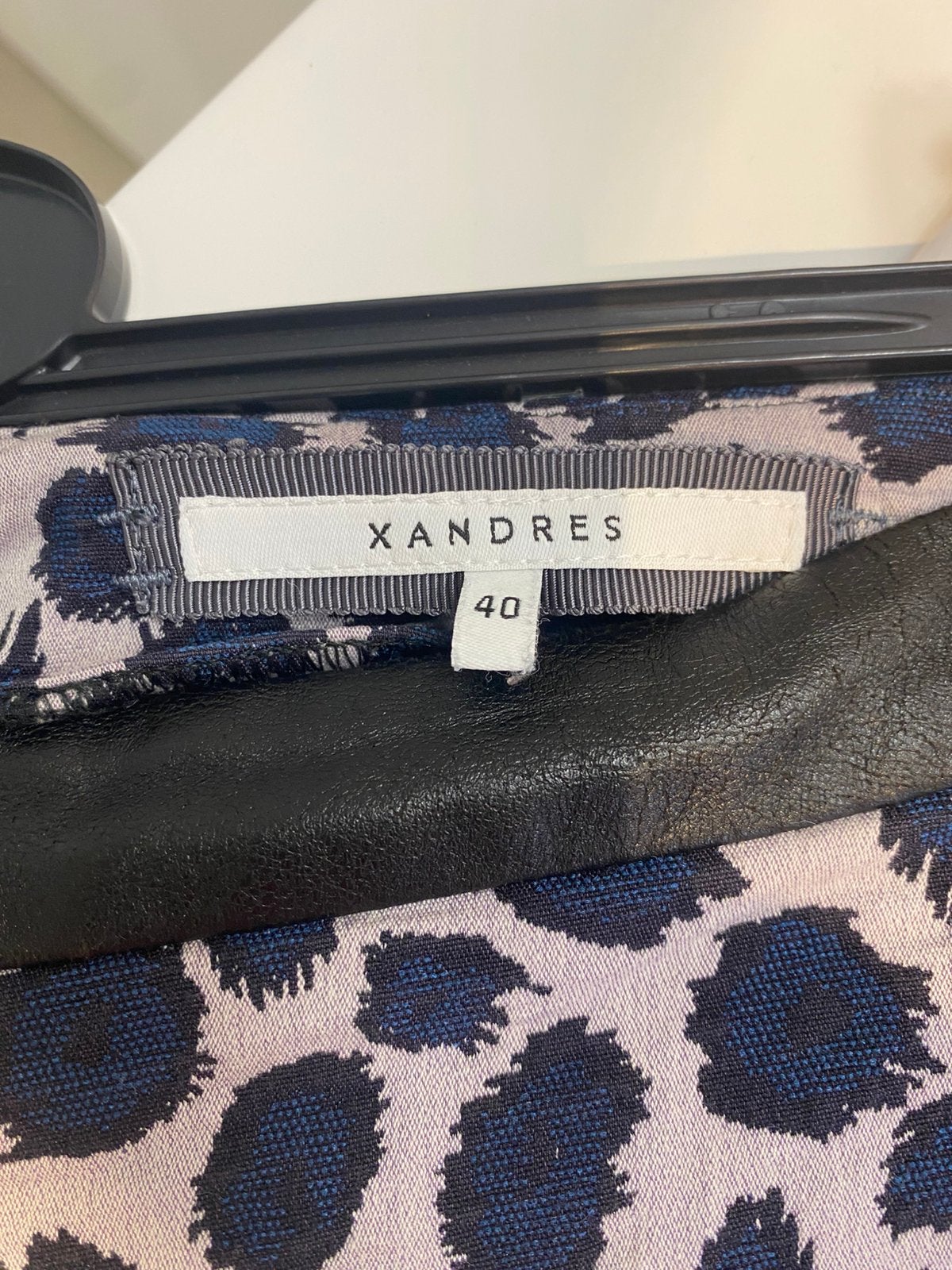 Broek, Xandres beige gevlekt blauw, smalle pijp,, Ophalen of Verzenden, Zo goed als nieuw, Maat 38/40 (M), Beige