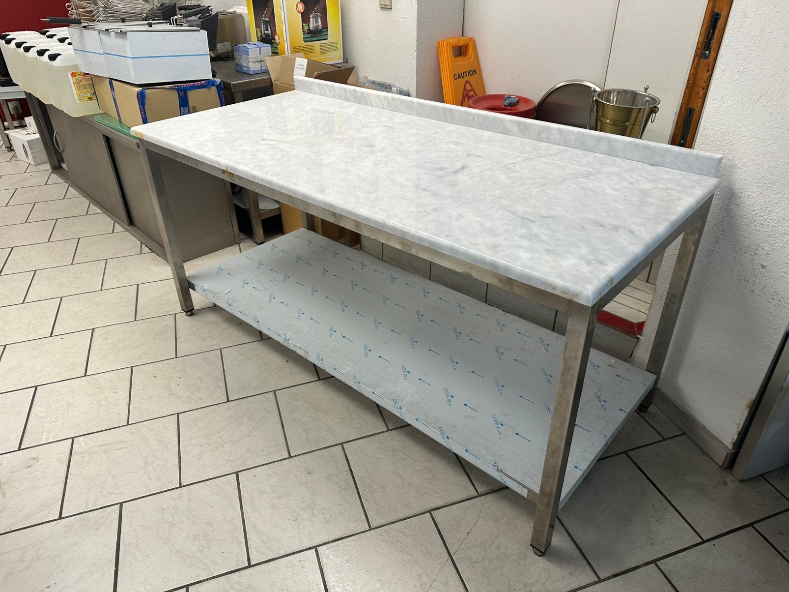 Table marbre avec dosseret sur châssis inox, Enlèvement